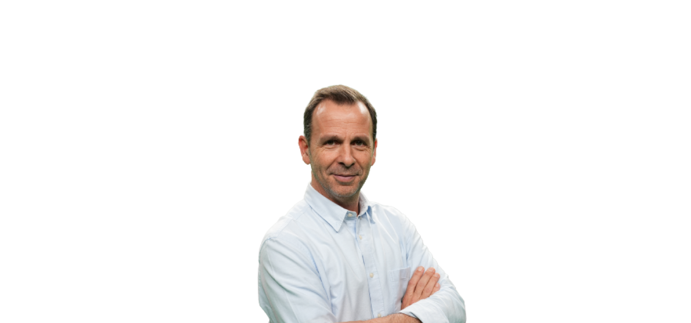 CEO Maxfinance de braços cruzados em fundo branco 