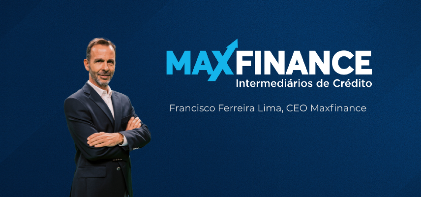 CEO Maxfinance Portugal, em fundo azul com logotipo e nome por baixo do logotipo